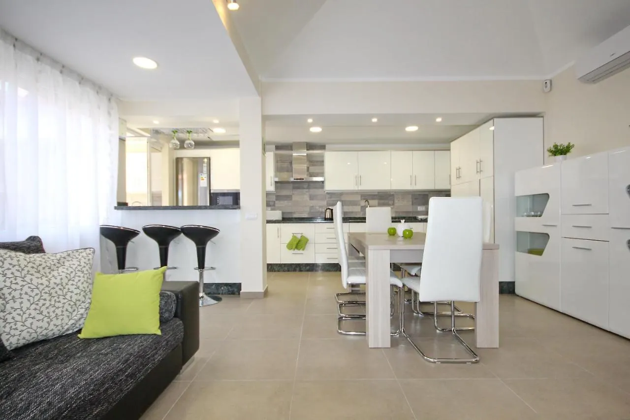 Amazing 5-Bedroom Villa In Costa Adeje