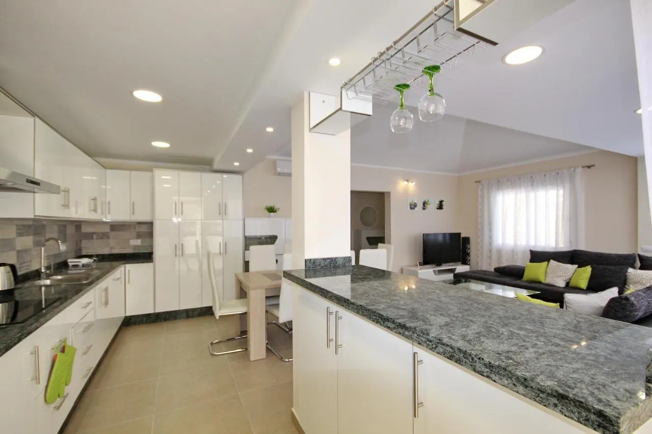 Amazing 5-Bedroom Villa In Costa Adeje 0*, Costa Adeje (Tenerife)