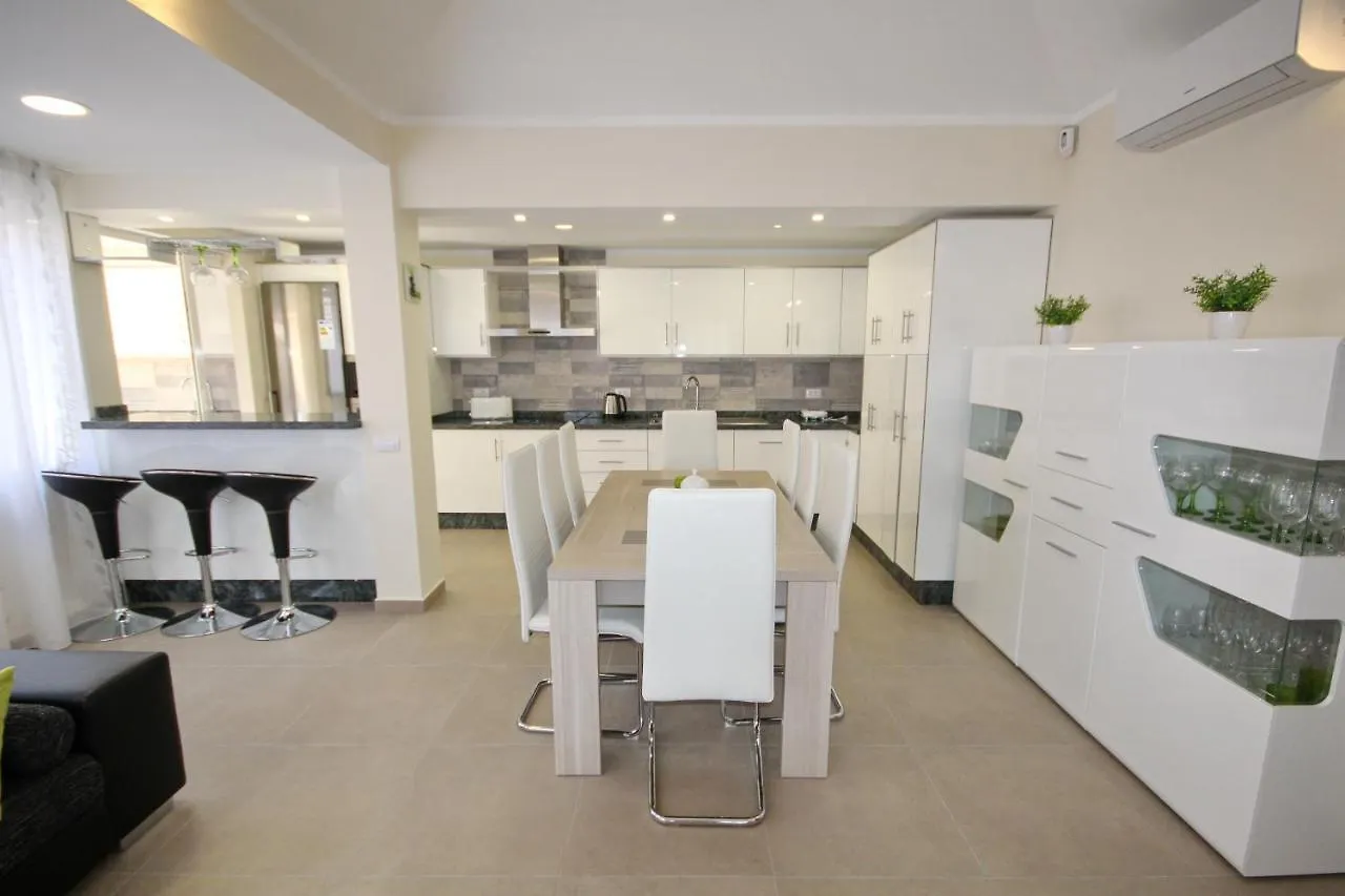 Amazing 5-Bedroom Villa In Costa Adeje