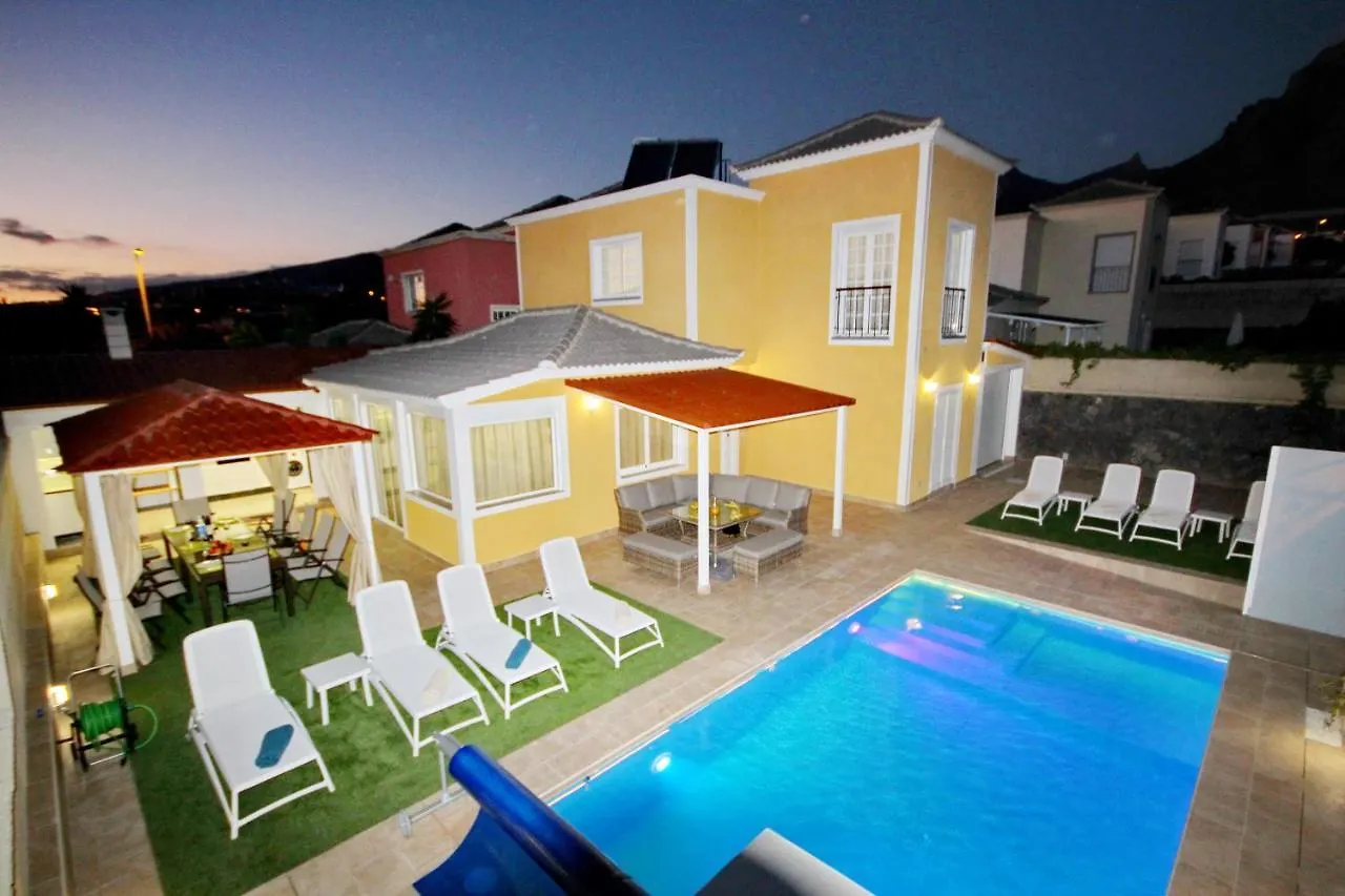 Amazing 5-bedroom villa in Costa Adeje 0*, Costa Adeje (Tenerife)