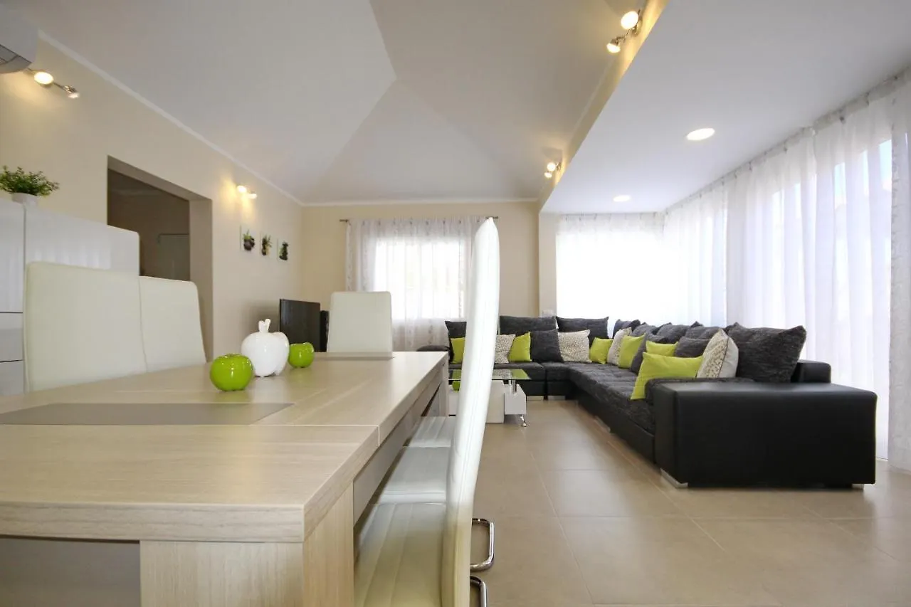 Amazing 5-Bedroom Villa In Costa Adeje